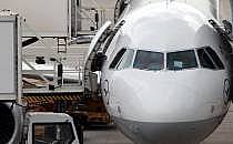 Lufthansa-Maschine wird am Flughafen beladen, über dts Nachrichtenagentur
